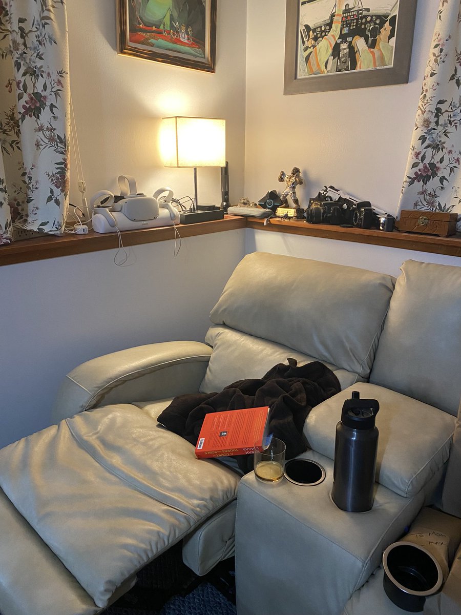 907afa's tweet image. Couple scotches and a book kinda night, my other comfy spot