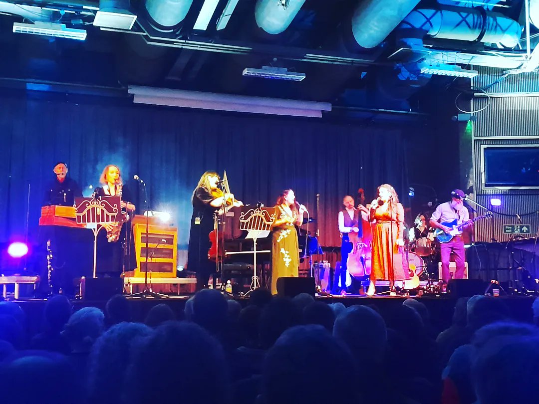 A lovely set from @TheUnthanks was the perfect way to gift-wrap my Christmas blog.

🎁Also: algorave @sheffieldtrib; and @Hallam_VC @ClareJenkins13 and @QSCorporate about #education past, present and future.

🎁 Plus clogs, and a hunt for the Modfather!

lookingupsheffield.medium.com/a-christmas-li…