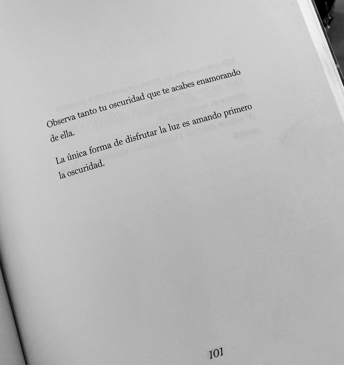 “Observa tanto tu oscuridad que te acabes enamorando de ella.
La única forma de disfrutar la luz es amando primero la oscuridad.”
Autor: Fredel Romano
#cementeriodelibros