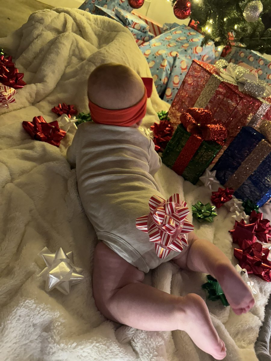 en_keiser's tweet photo. 365 days of lovin our favorite christmas gift ❤️💚

it’s been 365 days since i found out about you and it was the best christmas gift i could have ever asked for 🤍 can’t wait to celebrate your first christmas 🎄 https://t.co/y7A1kg8JNb
