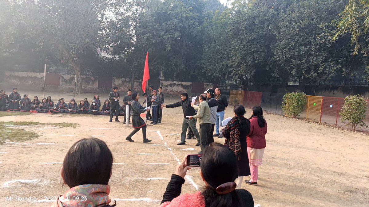 kvmasjidmoth's tweet image. Mathematics with fun 🥳🎉
Students of Class 6 to 8 had a joyful experience of participating and cheering their fellow learners during Mathematics Race.
#Mathematics 
#JoyfulLearning 
#IntegratedLearning 
⁦@kvs_ro⁩ 
⁦@ncert⁩