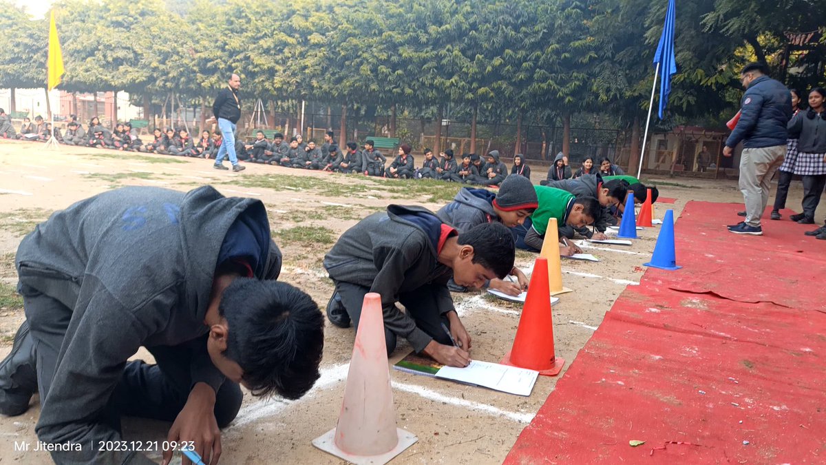 kvmasjidmoth's tweet image. Mathematics with fun 🥳🎉
Students of Class 6 to 8 had a joyful experience of participating and cheering their fellow learners during Mathematics Race.
#Mathematics 
#JoyfulLearning 
#IntegratedLearning 
⁦@kvs_ro⁩ 
⁦@ncert⁩