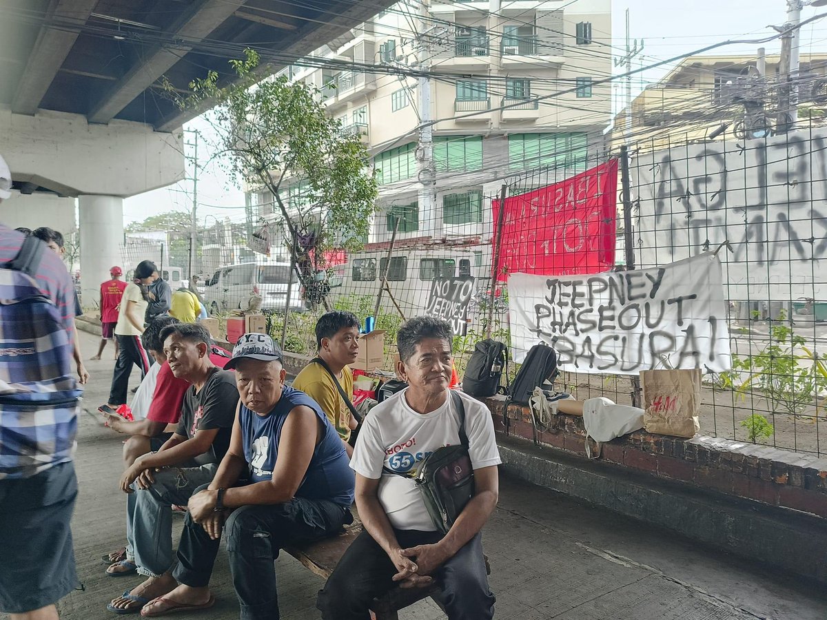 TIGNAN: TULOY ANG WELGA SA KATIPUNAN TERMINAL! 

Kasama ang mga kabataan at komyuter, kasado ang tigil-pasada ng mga tsuper at operators sa Katipunan Terminal. 

#NoToJeepneyPhaseout 
#SupportTheStrike 
#TransportWorkersFightBack