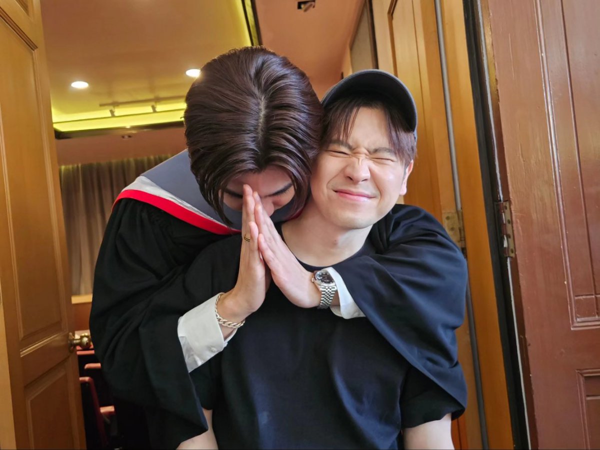 Gonghive24's tweet photo. 🥹🥹🥹 อีโมมาก เพิ่มรู้สึกว่าพาแสบมามอบตัวที่ มหาลัยอยู่เลย วันนั้นโทรหามารค กับ บลู ฝากน้องด้วยนะ วันนี้จบแล้ว แงงง รักแกมากๆเลยนะแสบ ภูมิใจในตัวเธอเสมอ 🖤 #graduationperth https://t.co/UWsiOqVBOz