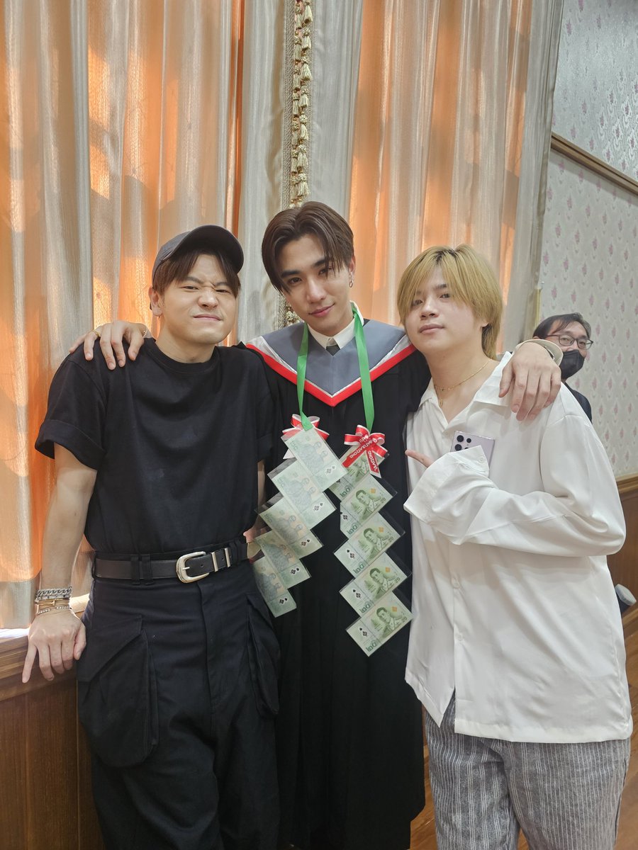 🥹🥹🥹 อีโมมาก เพิ่มรู้สึกว่าพาแสบมามอบตัวที่ มหาลัยอยู่เลย วันนั้นโทรหามารค กับ บลู ฝากน้องด้วยนะ วันนี้จบแล้ว แงงง รักแกมากๆเลยนะแสบ ภูมิใจในตัวเธอเสมอ 🖤 #graduationperth