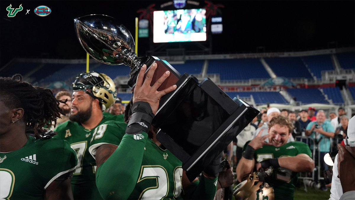 USFFootball's tweet image. Bringing home some new hardware! 🏆

#ComeToTheBay | #StayInTheBay