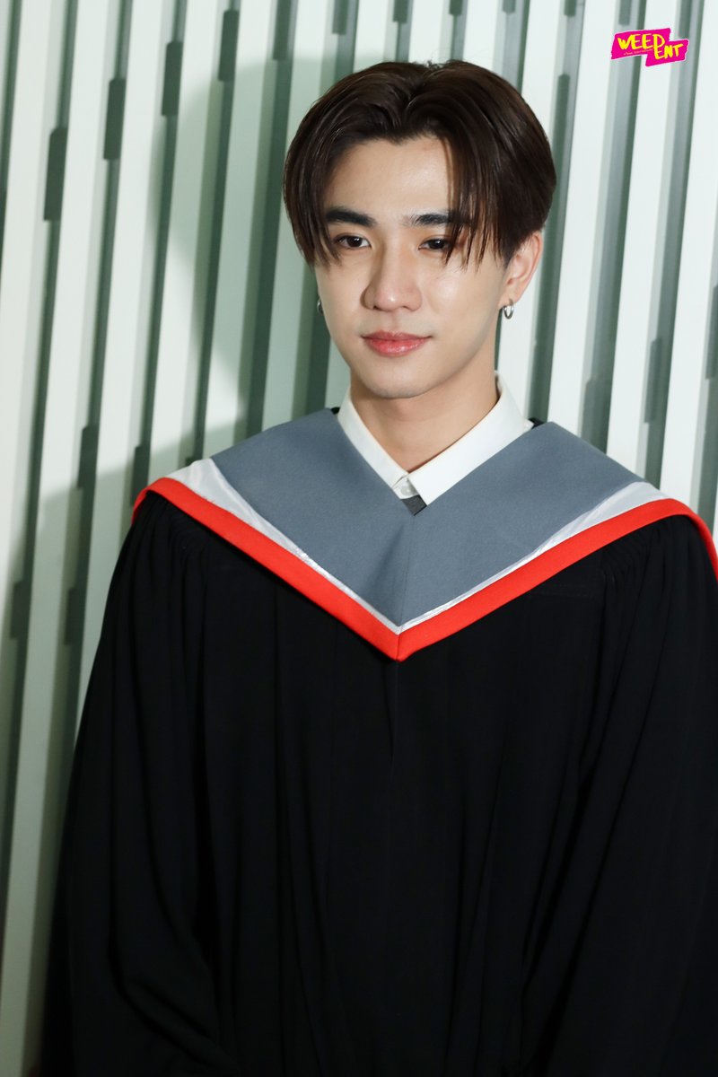 WEED_ENT's tweet photo. พี่บัณฑิตหล่อ บอกต่อด้วยขอแสดงความยินดีกับ "เพิร์ธ-ธนพนธ์" ในวันซ้อมรับปริญญา สำเร็จการศึกษา สาขาภาพยนตร์และสื่อดิจิทัล เอกการแสดงและกำกับการแสดงภาพยนตร์ จาก มหาวิทยาลัยศรีนครินทรวิโรฒ 💐🎊

#KDPPE #PerthTanapon
#PERTHGraduation https://t.co/CY6zDAxRh9