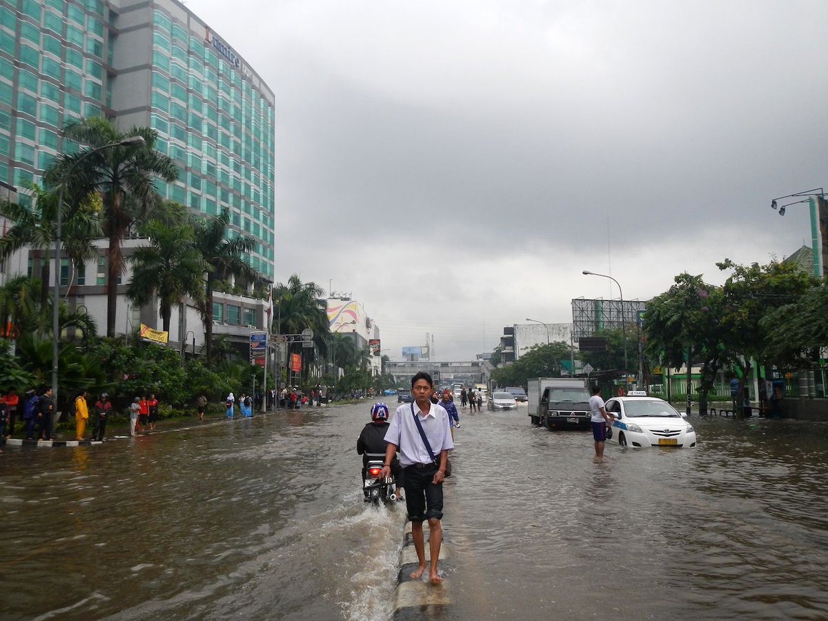 Jakarta, Hanoi, Kobe, and Houston are 4 out of the 10 fastest-sinking cities in the world. The problem is aggravated by climate change, which causes coastal cities to face massive flooding as sea levels rise. More comprehensive housing solutions are needed bit.ly/41wBHOy