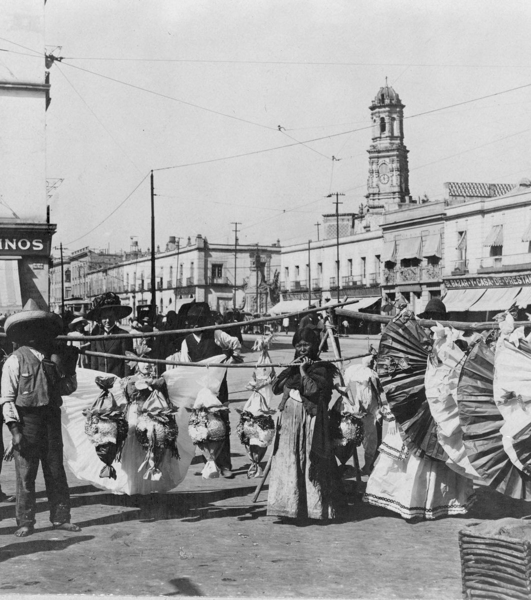 Mientras se rompe la piñata
Dale, dale, dale, no pierdas el tino, mide la distancia, que hay en el camino.
Dale, dale, dale, no pierdas el tino, porque si lo pierdes, pierdes el camino
Después de esto se cuentan tres intentos de atinarle a la piñata. Si no la rompe entonces se