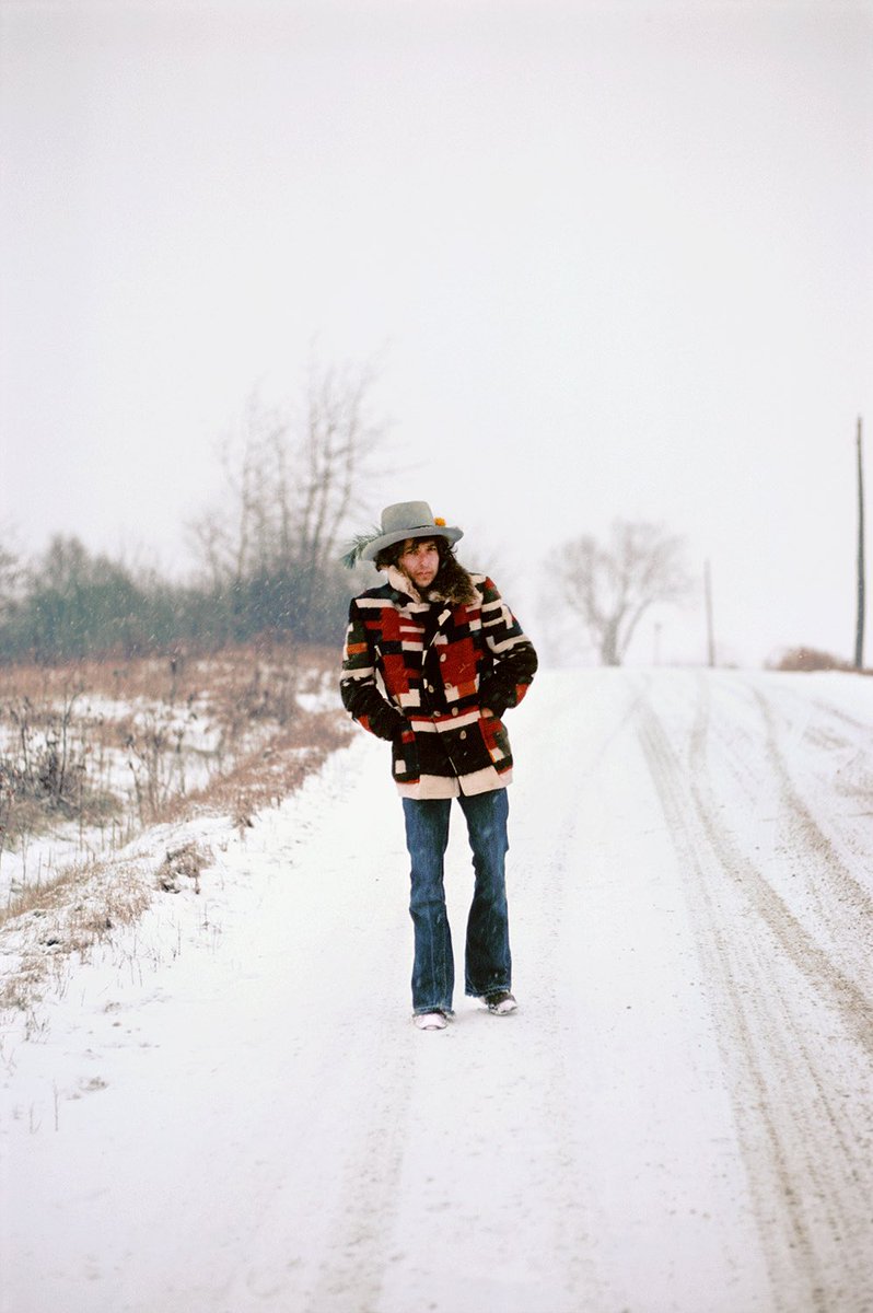 Bob Dylan walks in the snow, Bangor, Maine, 1975. 📸: Ken Regan. #BobDylan #Dylan