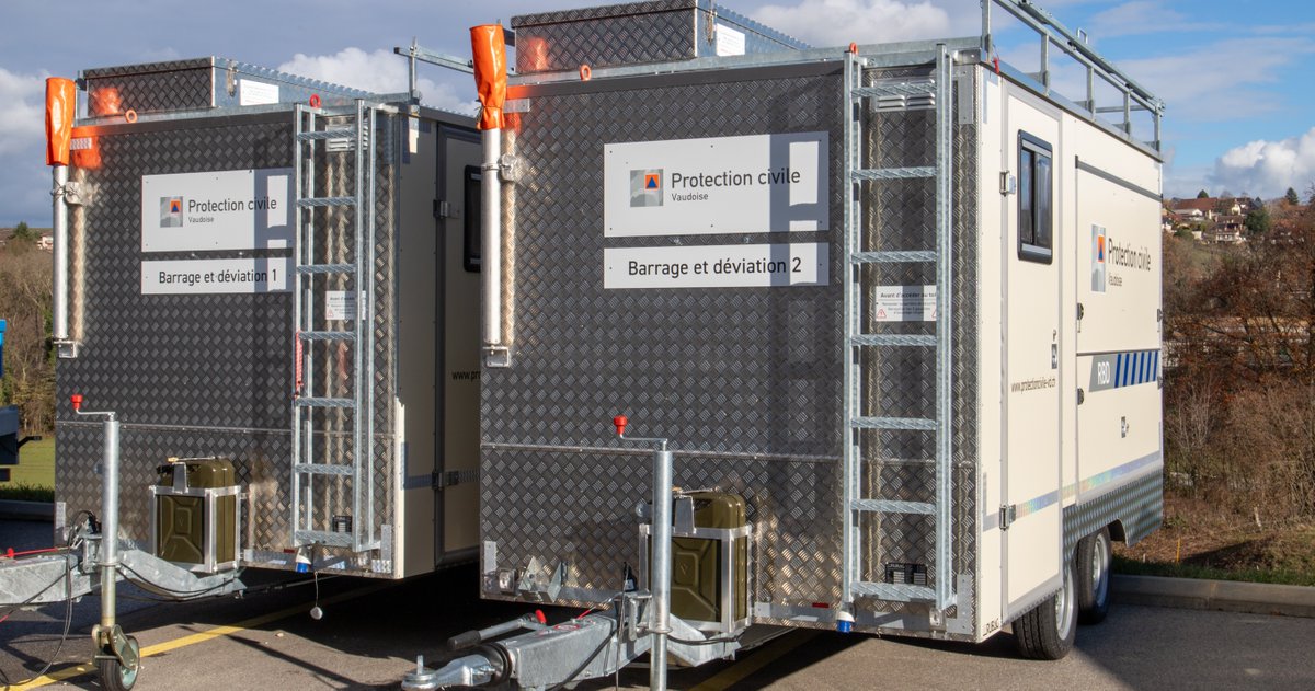 PCiVD's tweet photo. 📅 22 décembre, découvrons une remorque barrage et déviation, véritable "check point" mobile pour les spécialistes sécurité de la #pcivd. Elles offrent un environnement de travail correct et une capacité à tenir dans la durée aux personnes engagées.

📷 Pascal Teriaca https://t.co/vVNY9GyITL