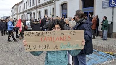 BNG Protesta simultánea en Monforte y Barcelona, a + d mil Kms distancia xa q vuelva tren nocturno entre Galicia y Cataluña, suprimido principio pandemia 2020 y q sigue cancelado! Monforte + trabajadores ferroviarios Barcelona, integrantes dl Centro Galego lavozdegalicia.es/noticia/lemos/…