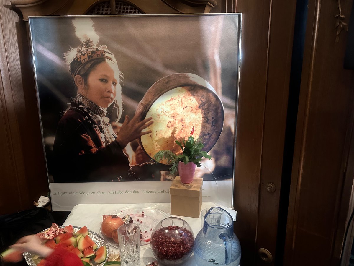 از شب یلدا توسط انستیتوت باختر، خانه فرهنگ افغانستان، انجمن بین المللی نوروز، انجمن بانوان برلین ماه در برلین تجلیل گردید. 
موضوعات: گفتمان فرهنگی و هنری، موسیقی، مسابقه فال حافظ، نمایشگاه عکس و غیره