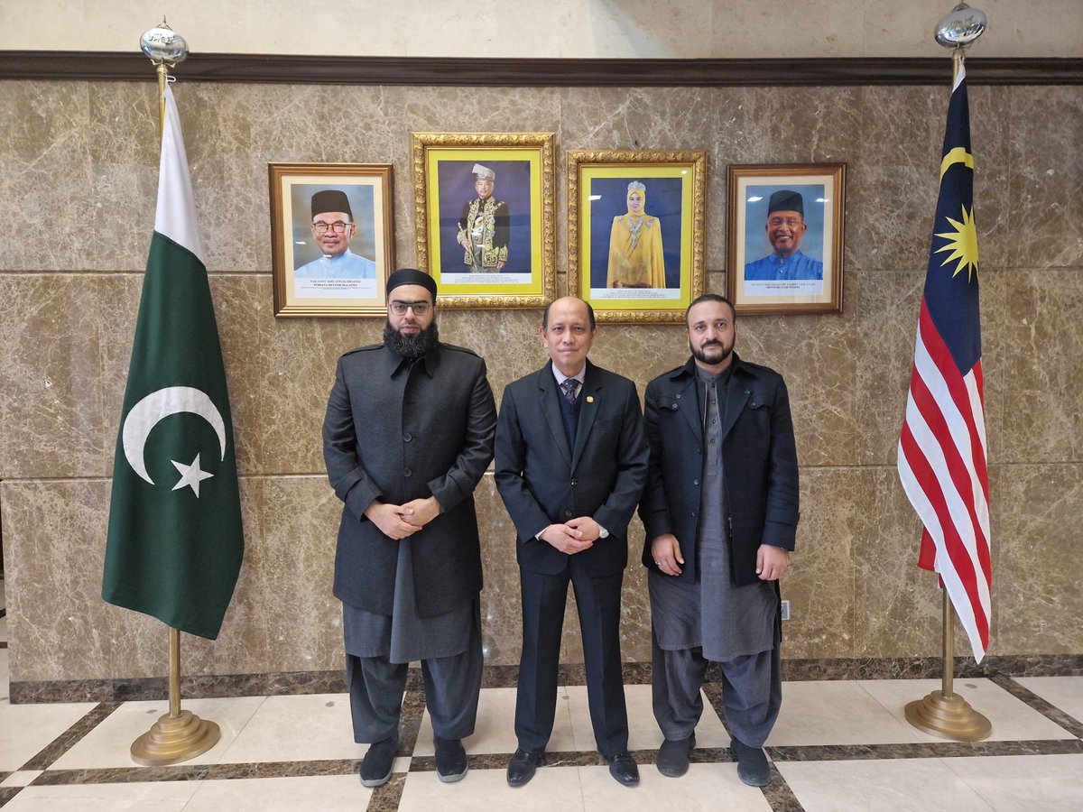On 19 December 2023, Amb. Azhar received a courtesy call by Sheikh Noman Naeem, President, Jamia Binoria Aalamia (JBA), Karachi at the High Commission. The purpose of the meeting was to extend an invitation to Ambassador Azhar to the convocation at JBA, Karachi on 27 Jan 2024.