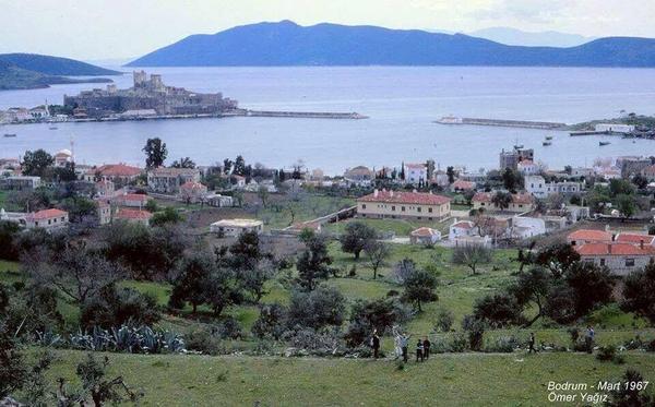 1967 - Bodrum. Bodrum henüz bir turizm ve eğlence şehri olmadan önce Ege'nin küçük ve sade bir balıkçı kasabasıydı. Ta ki İstanbul tantanası, betonu ve alışkanlıklarıyla istila edene dek.