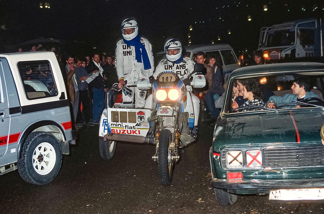 Ante todo: ¡Feliz Año 2024! Tal día como hoy de hace 37 años el entonces Rallye París-@dakar recaló por primera vez en Barcelona para embarcar rumbo a Argel. Mañana día 2 vamos a abrir turno de vivencias con un artículo propio y fotos para recordar el evento (📸: JM Montaner)