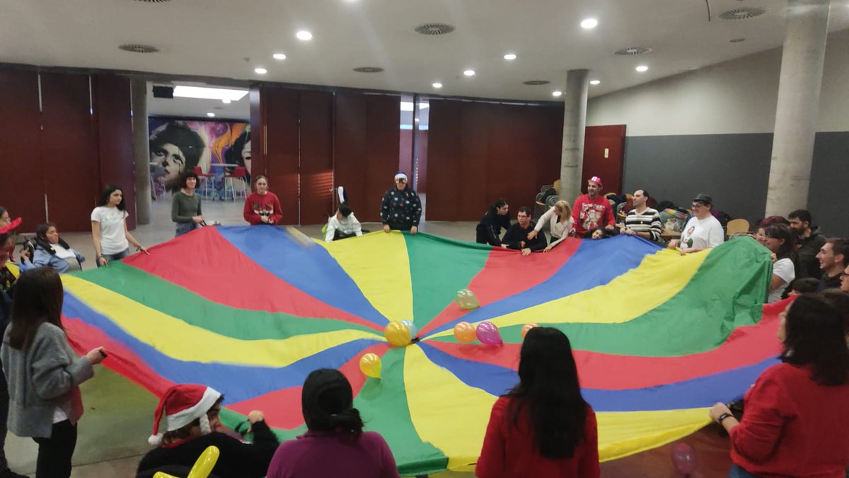 El pasado domingo tuvimos la visita super especial de nuestra Mamá Noel que repartió abrazos, regalos y muchos besos a nuestr@s chic@s, pero también para nuestr@s voluntari@s y coordis.
Os dejamos las fotos de nuestra Fiesta de Navidad 2023