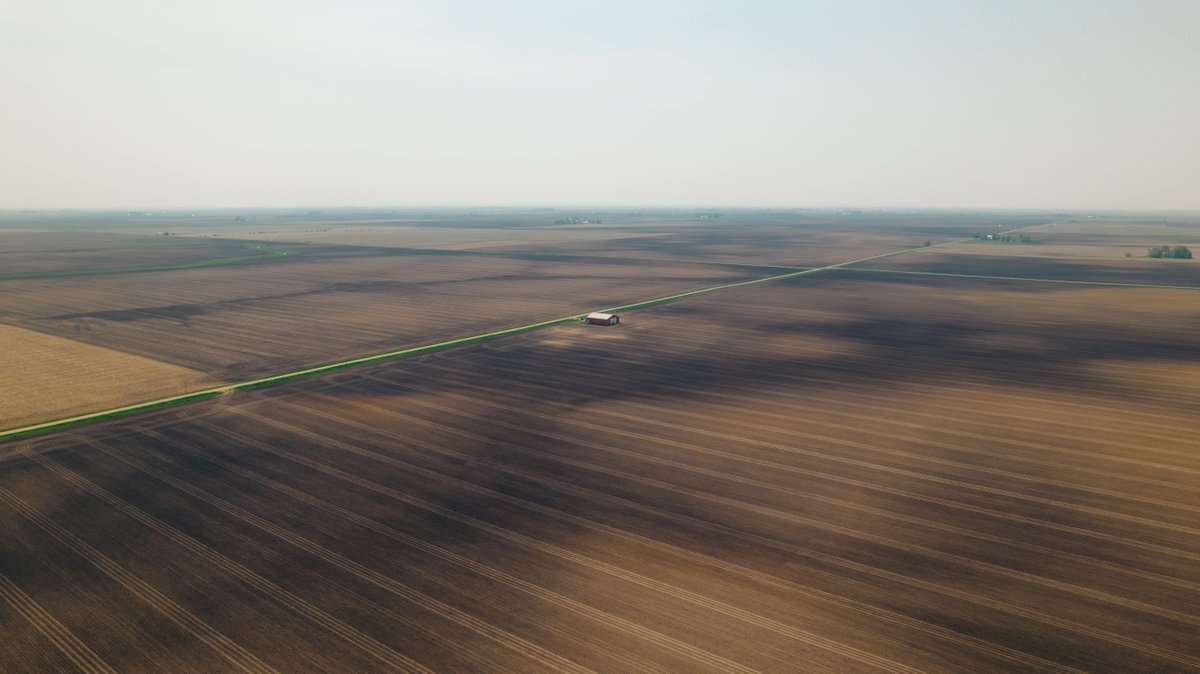 FarmlandPrtnrs's tweet photo. The big red barn in the middle kind of puts the size of the Dailey Shiloh farm in perspective. Number 2 in our farm photo countdown. #FarmFeatureFriday. https://t.co/eTvQiFGVkU https://t.co/FrHtyxbDvS