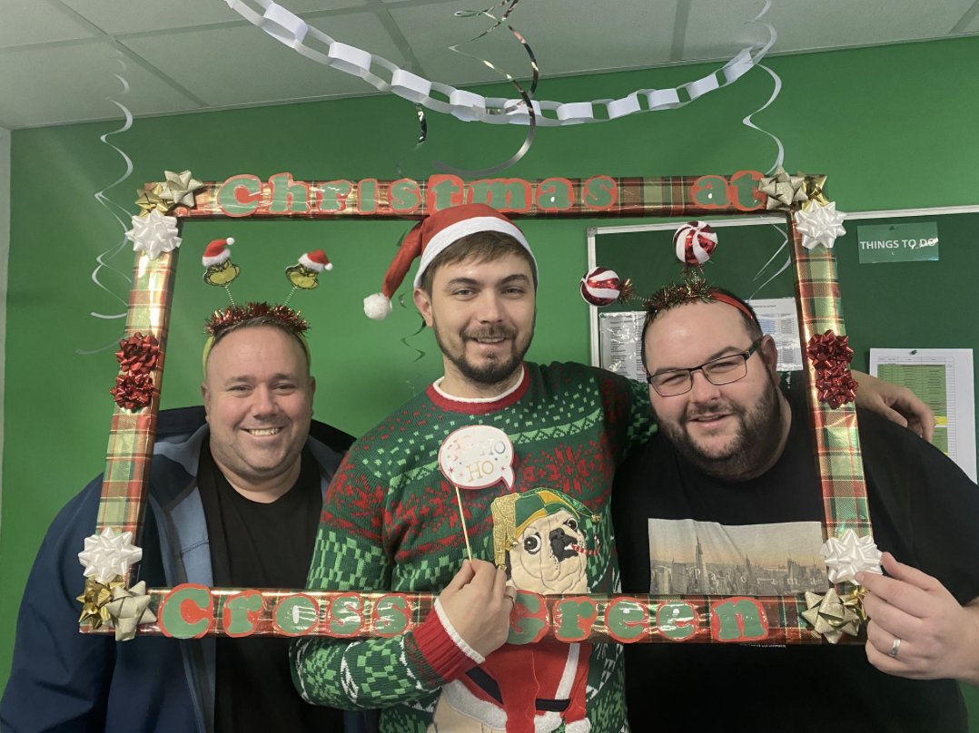 But first, let me take an elfie! 📸 Check out some of our favourite seasonal snaps from our AOers 💚 A huge shoutout to all the AOers that have spread Christmas cheer during such a busy period 🎅