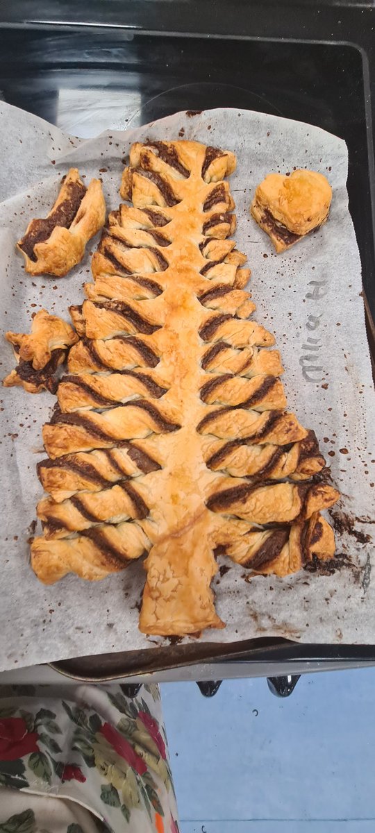 🎄🥧 Year 10 students have been spreading the holiday cheer in their Hospitality and Catering lessons! Mastering pastry skills by crafting delightful Nutella trees and baking delicious mince pies. #FestiveCooking #HolidaySpirit 🍽️✨