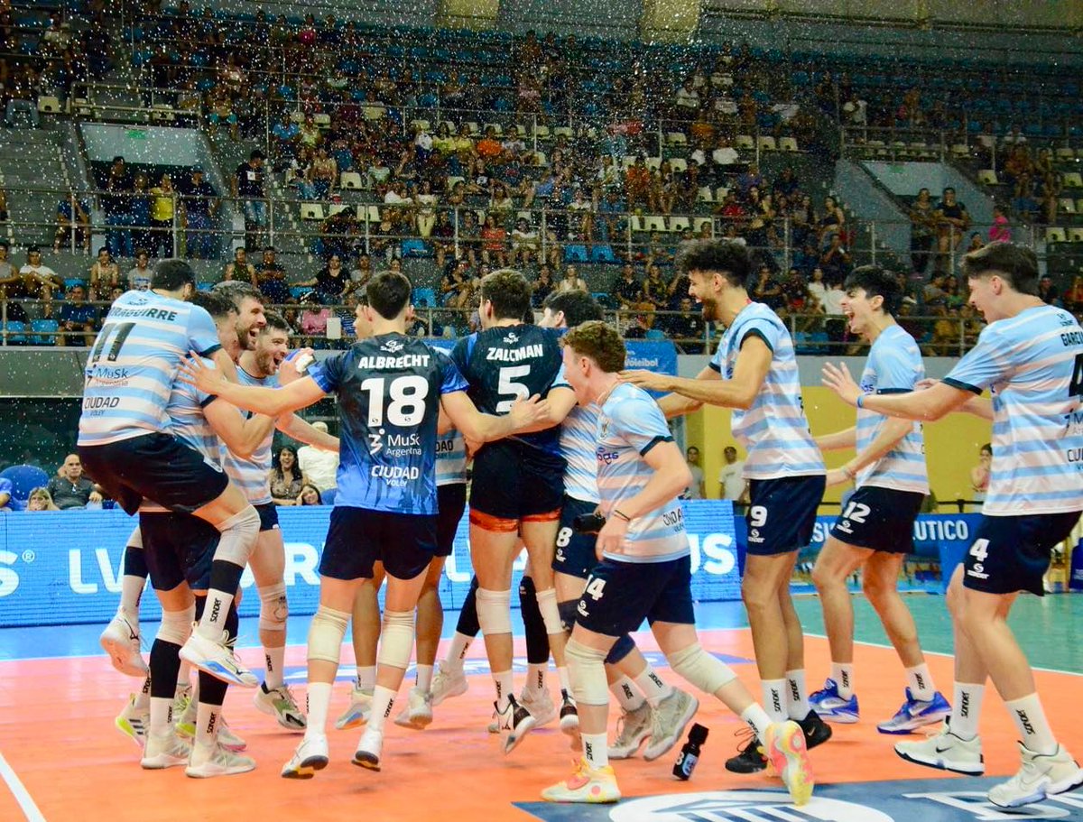 SonderArgentina's tweet image. #Voley

¡Ciudad, bicampeón de la #CopaAclav!
El equipo de Hernán Ferraro se llevó el título al vencer por 3-0 a Policial de Formosa por 26-24, 25-13, 25-21 y volvió a quedarse con la Copa ACLAV.

¡Felicitaciones equipo! 🏐🏆

#SonderEsMásVoley #VestimosElJuego