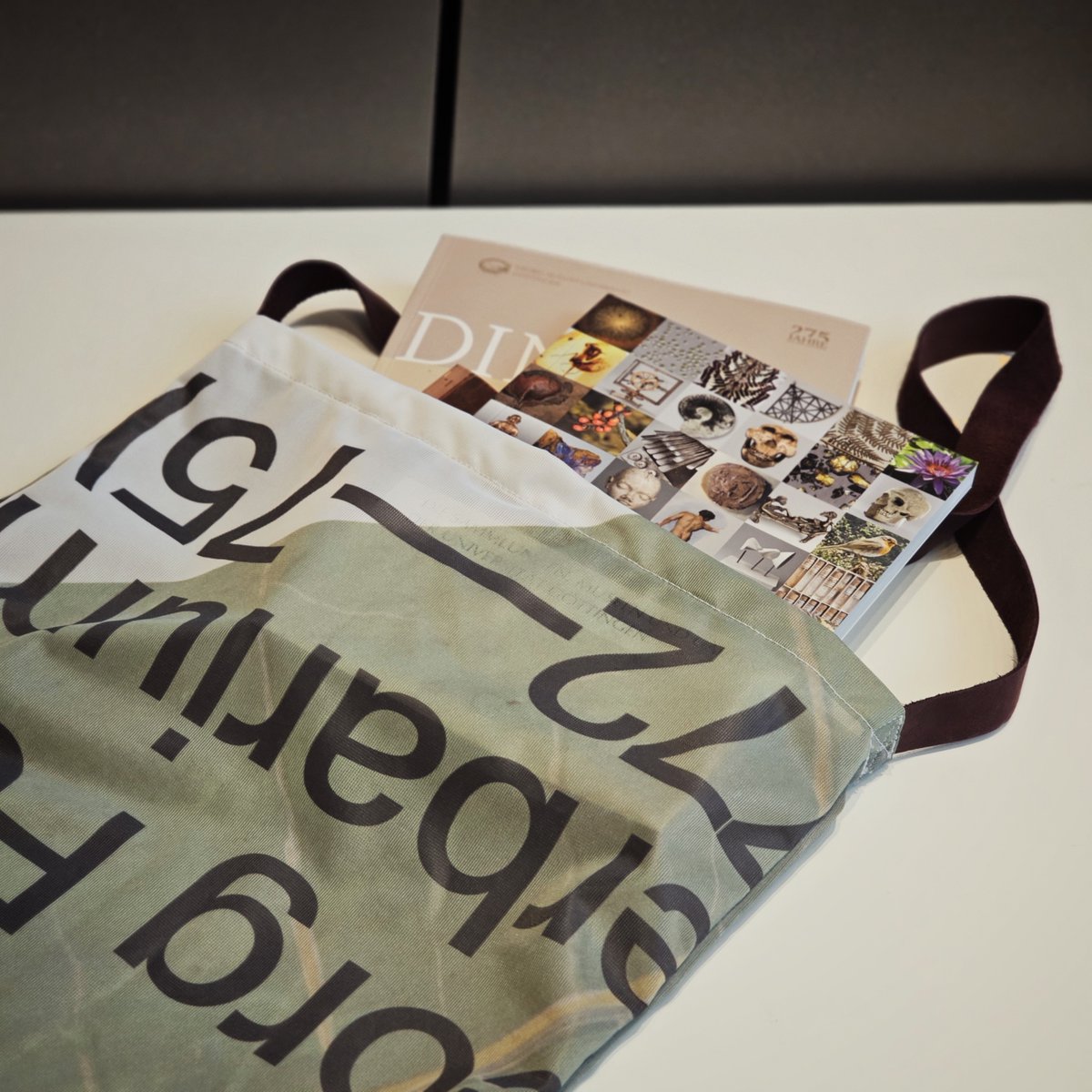 Eine kleine limitierte Auswahl an wunderschönen #Taschen aus recycelten #ForumWissen-Bannern gibt es ab sofort in unserem #Museumsshop!