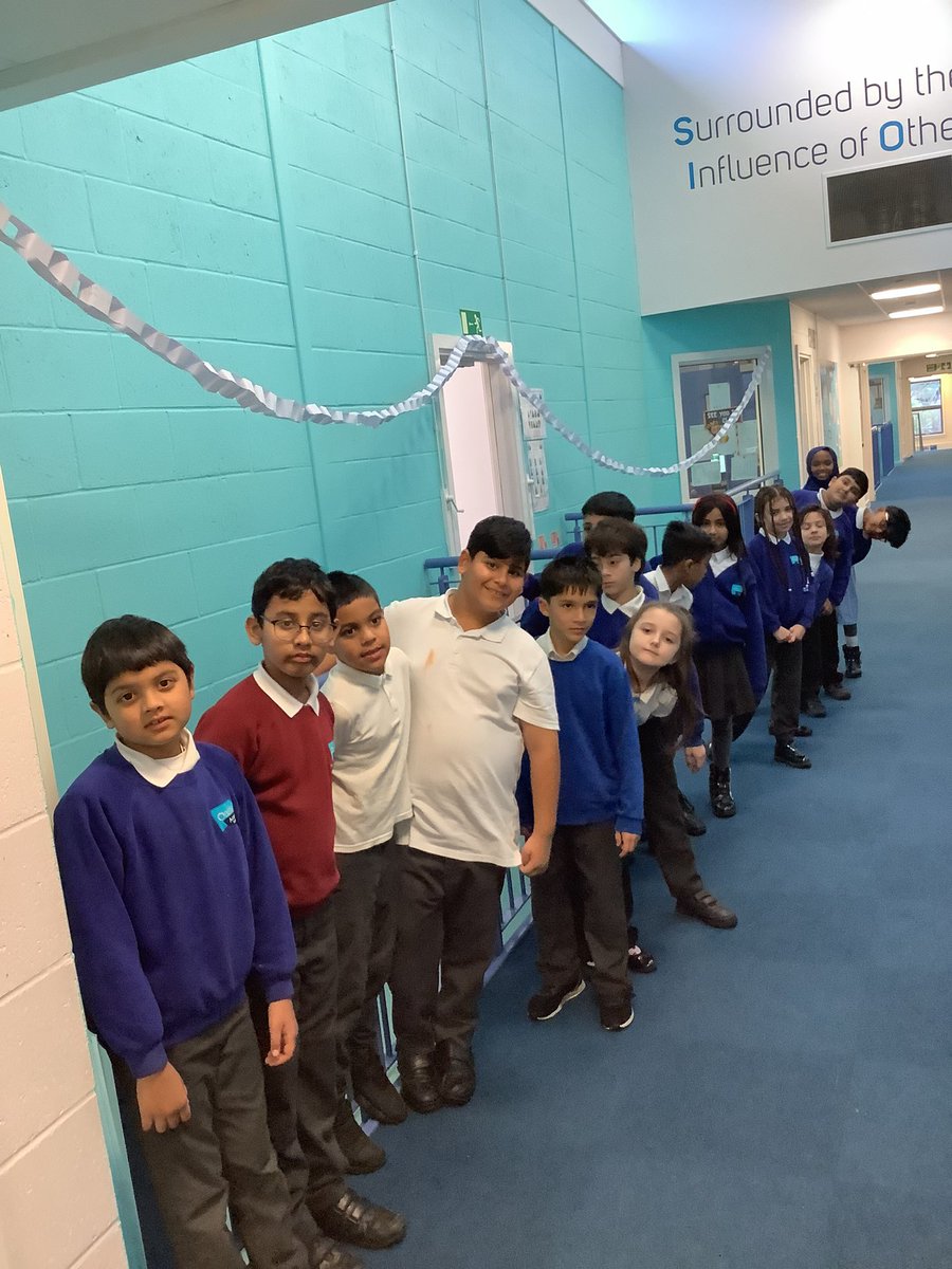 This half term 4A have been thinking about peace. We used the ideas from @HelpPicture to create a peace chain that stretched all the way along the corridor. We wrote our messages of peace inside.