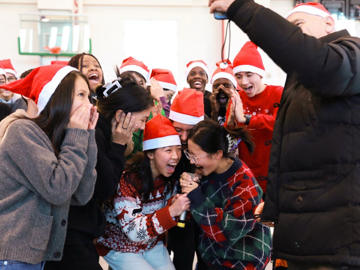 lfipekin's tweet photo. L’esprit de Noël et du Nouvel An a envahi notre lycée ❤️Merveilleuses fêtes à tous ! #Noël #Noël2023 #NouvelAn #NouvelAn2024 #Maternelle #Élémentaire #Collège #Lycée #LFIPékin #Francophone @aefeinfo @aefeap @France_en_Chine https://t.co/L3z7I1oHUy