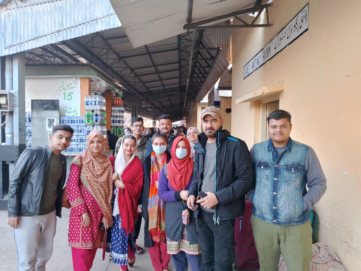 Bachay apnay Mamoo Kay Ghar Islamabad ja Rahe Hain with Begum from Karachi cantt railway station . Geo Azadi se 😜
#safejourney