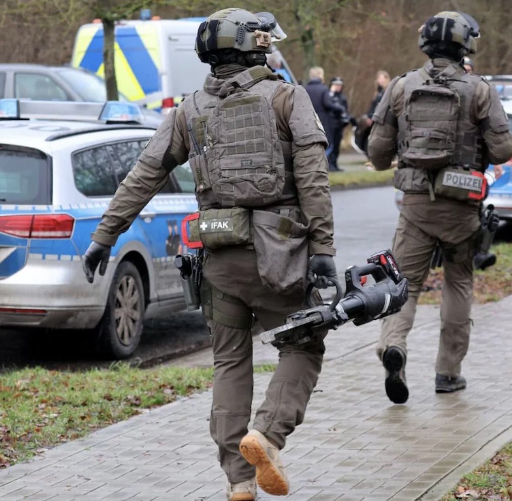 Wenige Tage vor Weihnachten den Schutz des #Kirchenasyl brechen, mit Polizei und Rammbock eine Wohnung stürmen und eine afghanische Familie auseinander reissen: dass liebe Deutsche ist unsere #Leitkultur. 

Oder besser gesagt, es ist eine rassistische #Leidkultur  mit der