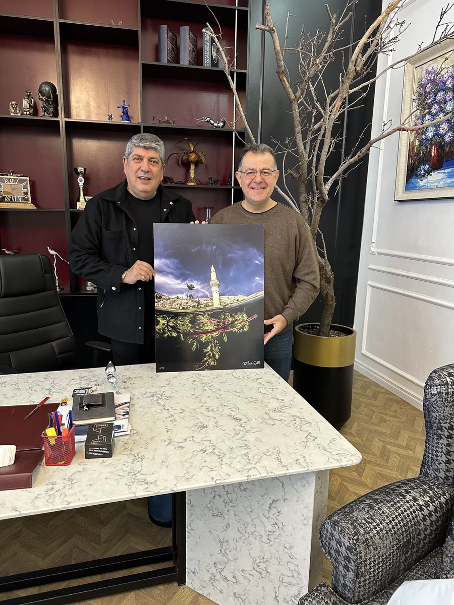 Su altı fotoğraf sanatında çok büyük başarılara imza atan Bülent Şelli, Işıl Kolejini ziyaret ederek Halfeti’de çektiği fotoğrafı hediye etti. Halfetiyle ilgili önemli çalışmalar yapmıştı ⁦<a href="/bulentselli/">Bülent Şelli</a>⁩ ⁦<a href="/serfalbayrak/">Şeref ALBAYRAK</a>⁩ ⁦@isilkoleji⁩ #Halfeti #Urfa #SuAltı