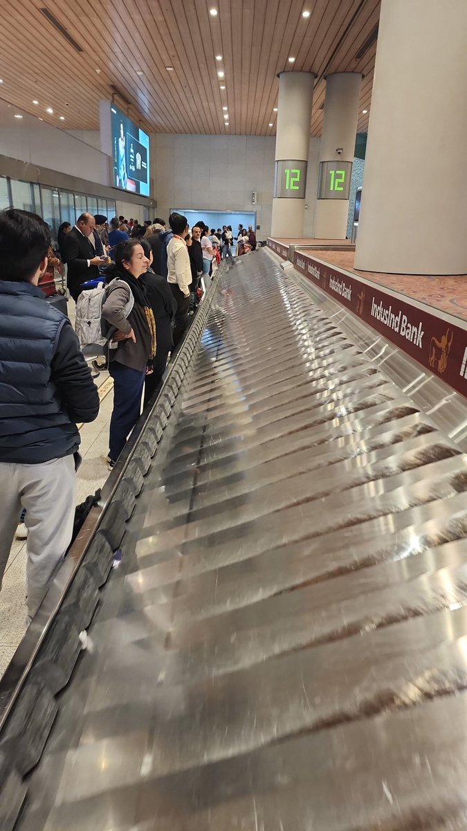 aprt121's tweet photo. @airindia waiting for past 20 mins on belt for luggage at Mumbai T2. This is such a frustrating experience. You couldn't deliver luggage on belt https://t.co/TWlkfY5cFz
