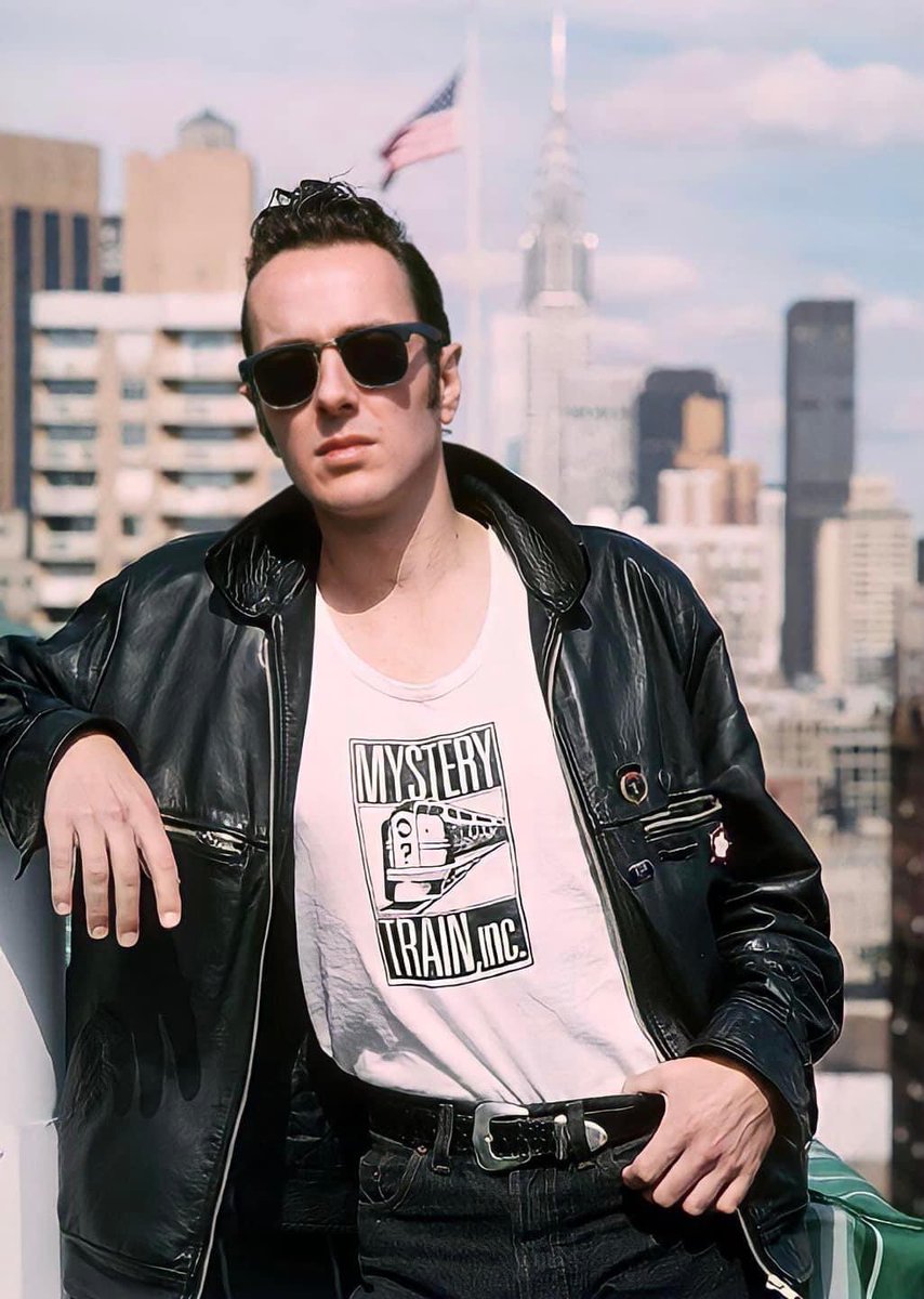 21 years ago today we lost a legend Joe Strummer 21 August 1952 – 22 December 2002 📷 Bob Gruen @NewWaveAndPunk #JoeStrummer #TheClash #PunkRock #punk #photo #music #punkband