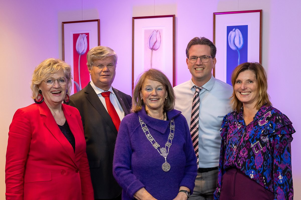 We kijken met veel plezier terug op een bruisende viering van Lisse 825 en we zijn trots op alle Lissers die dit samen mogelijk hebben gemaakt 🎉
We wensen u een fijne Kerst en een vitaal nieuwjaar in gezondheid, geluk en verbinding! 🥂
 
Burgemeester en wethouders van Lisse