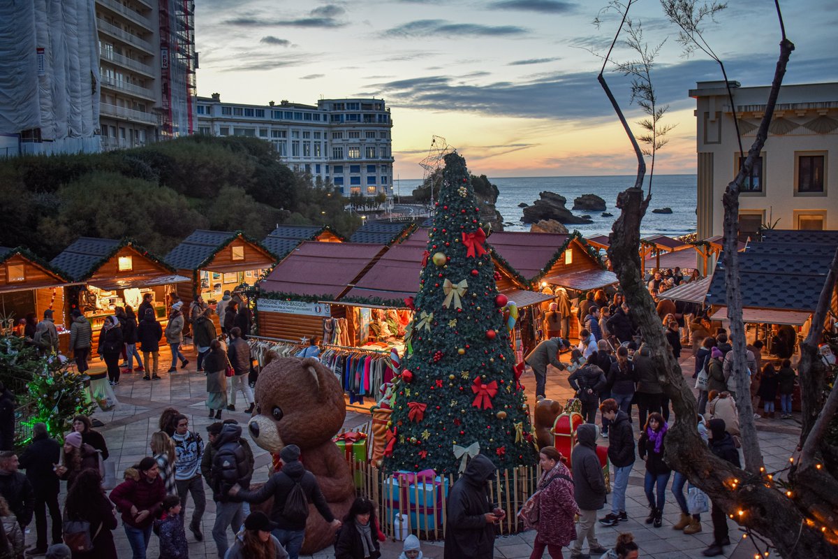 La magie de Noël 🎄

Jusqu'au 7 janvier, venez profiter de la magie des fêtes dans #Biarritz. 
Marché de Noël, manèges, illuminations, défilé du Père Noël et d'Olentzero sont au programme.

Lire plus👉tourisme.biarritz.fr/fr/actualites/…

#paysbasque #vacances #noel #activités #famille