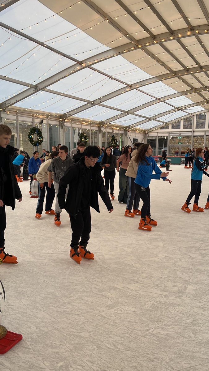 Our TYs enjoyed an end of term ice skating trip to Dundrum this week as part of their transition year programme. Whilst it took some a few minutes to get used to the ice, all had a great time. Many thanks to Ms Staunton and Mr Byrnes for organising⛸️❄️🎄🎅