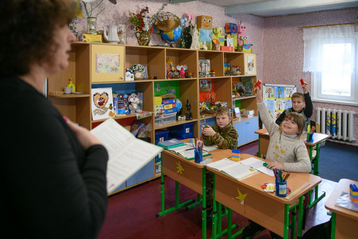 Every day, we work to bring Ukrainian children back to the classrooms. Recently, together with @UNOPS, we finished renovating 8 schools in Kyiv, Kharkiv and Chernihiv oblasts. Now, more than 2,300 pupils can return safely to face-to-face education. 👨‍🎓📚 #EducationNoMatterWhat