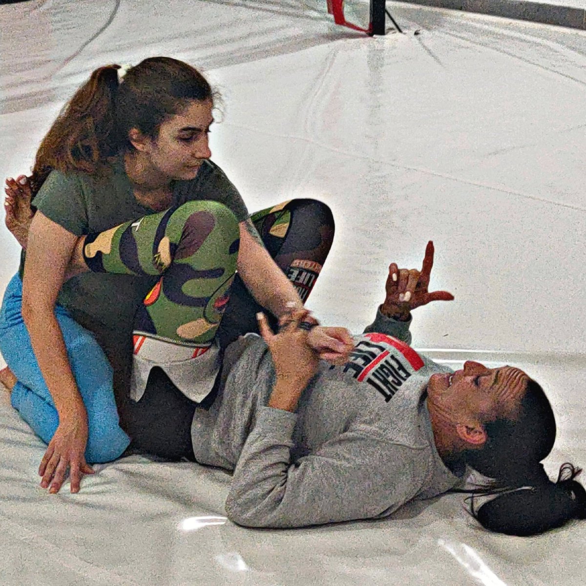 Cuando trabajamos técnicas de grappling la comprensión va por delante de la velocidad!!!
#R10BoxingStudio #MMA #WMMA #Grappling #NoGi #EstherCárdenas #defensapersonal #Gandia