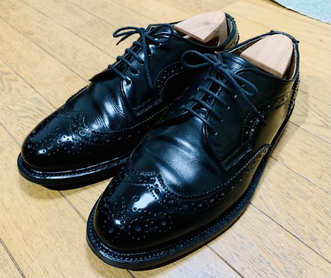 靴磨き屋さんで靴磨いてもらってきた。自分でも鏡面にできるようになってきたとはいえ、やっぱりプロの方がはるかにきれいになる。 