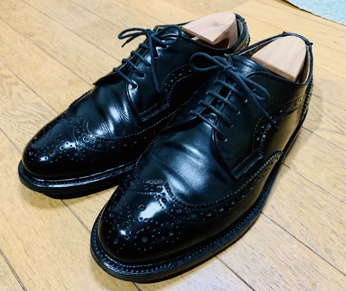 靴磨き屋さんで靴磨いてもらってきた。自分でも鏡面にできるようになってきたとはいえ、やっぱりプロの方がはるかにきれいになる。 