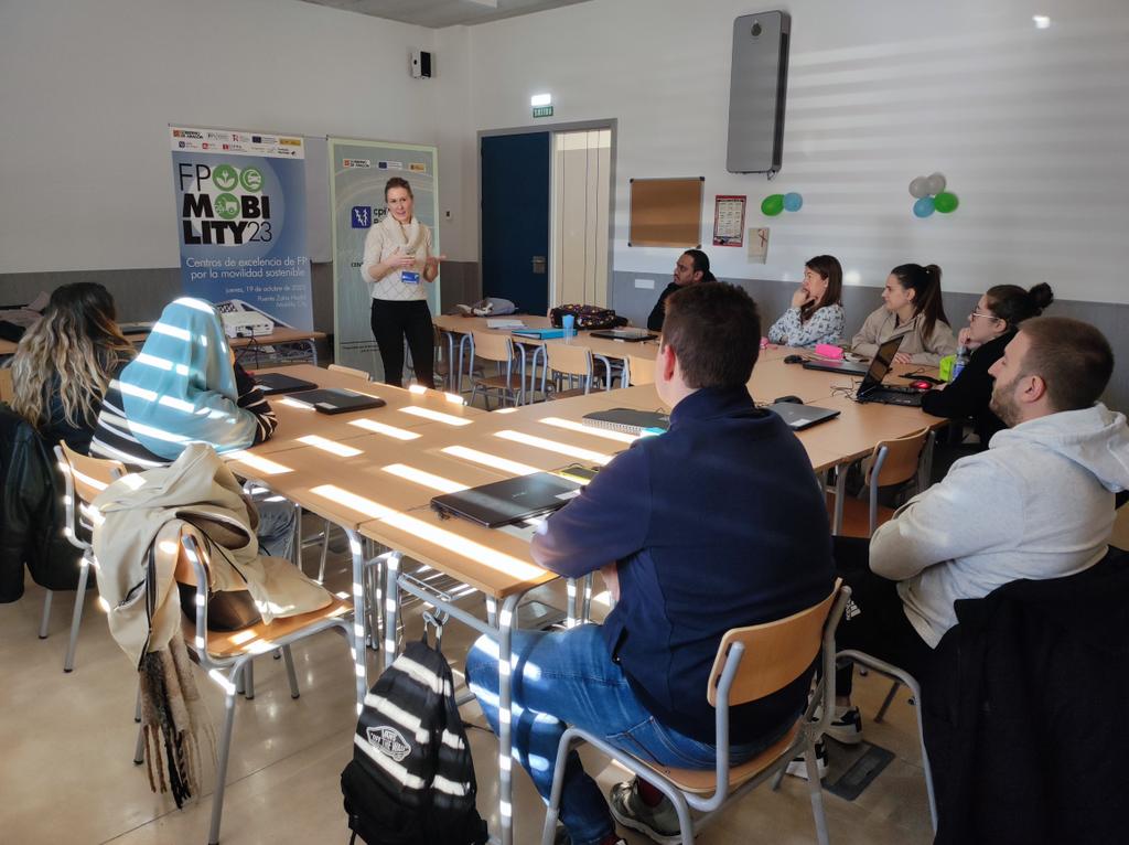 Acabo el año en el aula! Cómo lo echaba de menos! Gracias a mi compi de administrativo por pedirme que les cuente al alumnado de grado superior de asistencia a la dirección como trabajamos y gestionamos el proyecto de centro de excelencia de FP. Mucho trabajo y satisfacción. #CEX