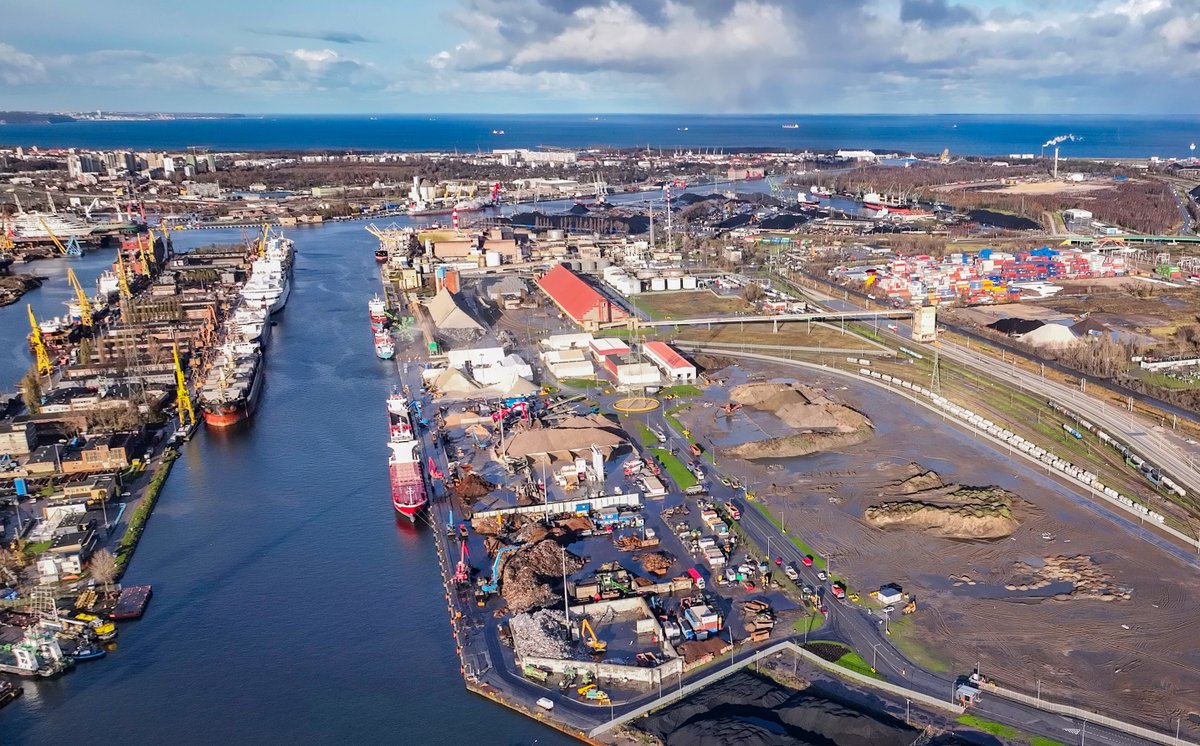 Niebawem rozpocznie się budowa umocnienia dna wzdłuż Nabrzeża Przemysłowego w @PortGdanskZMPG oraz wymiana jego linii odbojowej. Dzięki tej inwestycji, opiewającej na blisko 28 mln zł, nastąpi zwiększenie zanurzenia statków, a zatem zwiększenie możliwości przeładunkowych.