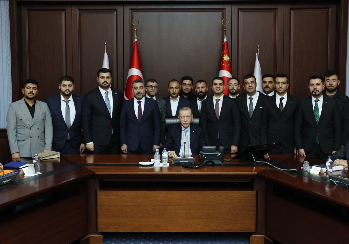 M.Sinan Özhüsrev (@sinanozhusrev) on Twitter photo 📍AK Parti Genel Merkezi
AK Parti Genel Başkanımız, Cumhurbaşkanımız Sn. <a href="/RTErdogan/">Recep Tayyip Erdoğan</a> ‘ın başkanlığında Malatya heyeti olarak istişare ve değerlendirme toplantımızı gerçekleştirdik.
Alınan kararların hayırlı uğurlu olmasını temenni ederim. 📍AK Parti Genel Merkezi
AK Parti Genel Başkanımız, Cumhurbaşkanımız Sn. <a href="/RTErdogan/">Recep Tayyip Erdoğan</a> ‘ın başkanlığında Malatya heyeti olarak istişare ve değerlendirme toplantımızı gerçekleştirdik.
Alınan kararların hayırlı uğurlu olmasını temenni ederim.