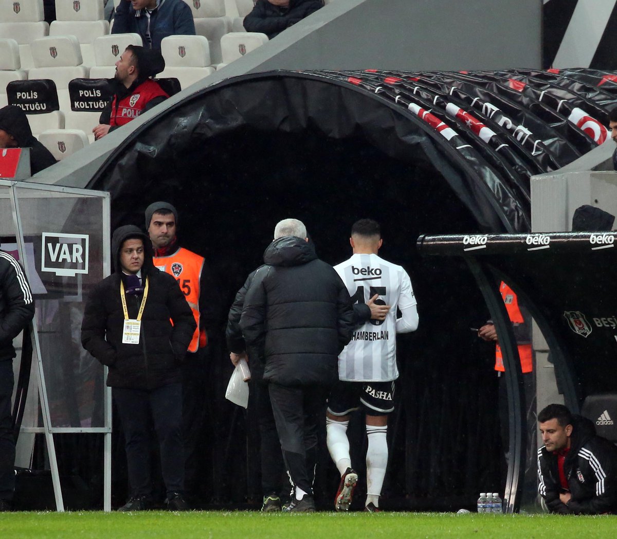 Beşiktaş, Alex Oxlade-Chamberlain'in uyluk arka adalesinde tam kat yırtık tespit edildiğini açıkladı.