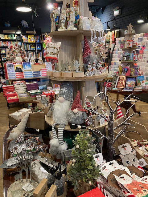 Morning book lovers! We are open today and tomorrow from 9.00am-5.30pm, and from 10.00am-4.00pm on Christmas Eve. Drop in for your last-minute gifts and stocking fillers. We have lots of lovely books in the shop - and some special signed copies, too! #ChristmasGifts 🎄🎁