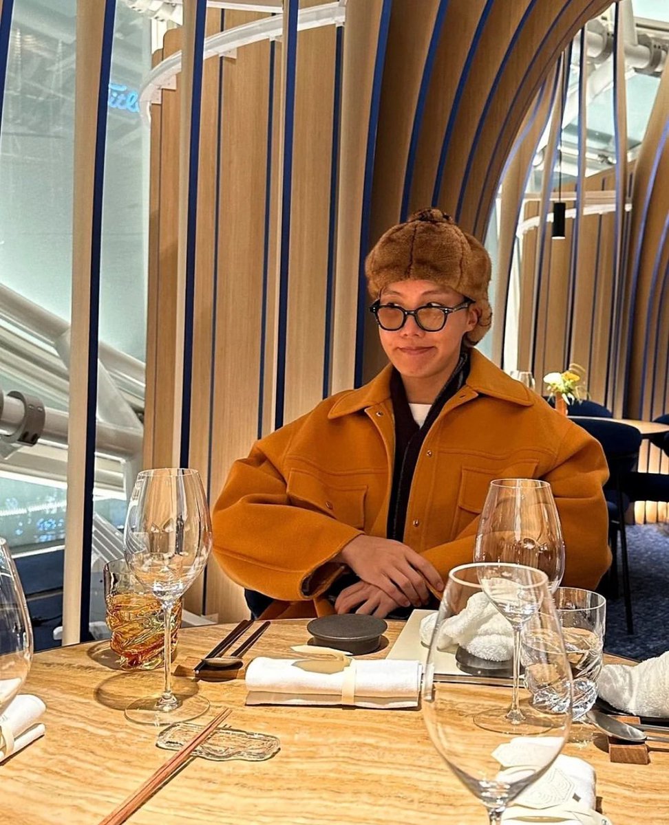 🐿️’s instagram i ate well😋🧡 @LouisVuitton