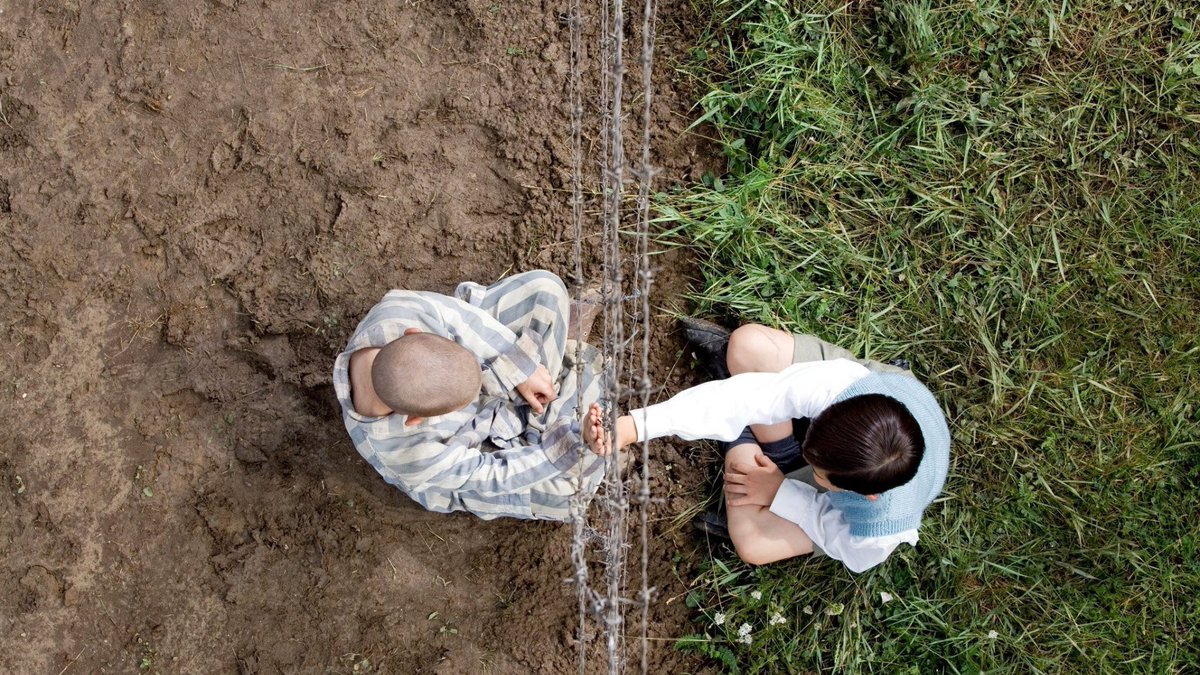 'Bir evi, ev yapan şeyler; bir sokak, bir şehir ya da tuğla ve harç gibi yapay şeyler değildir. Ev, insanın ailesinin olduğu yerdir.' 🎥 The Boy in the Striped Pyjamas (2008)