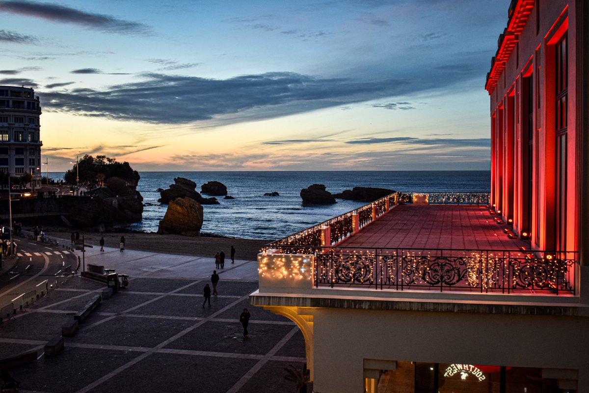 Plongez dans la magie de #Noël🎄en déambulant sous les #illuminations🕯️, et découvrez les petites et grandes histoires de #Biarritz #paysbasque contées par notre guide conférencier.

👉tourisme.biarritz.fr/fr/actualites/…

#visiteguidee #visite #histoire #Patrimoine