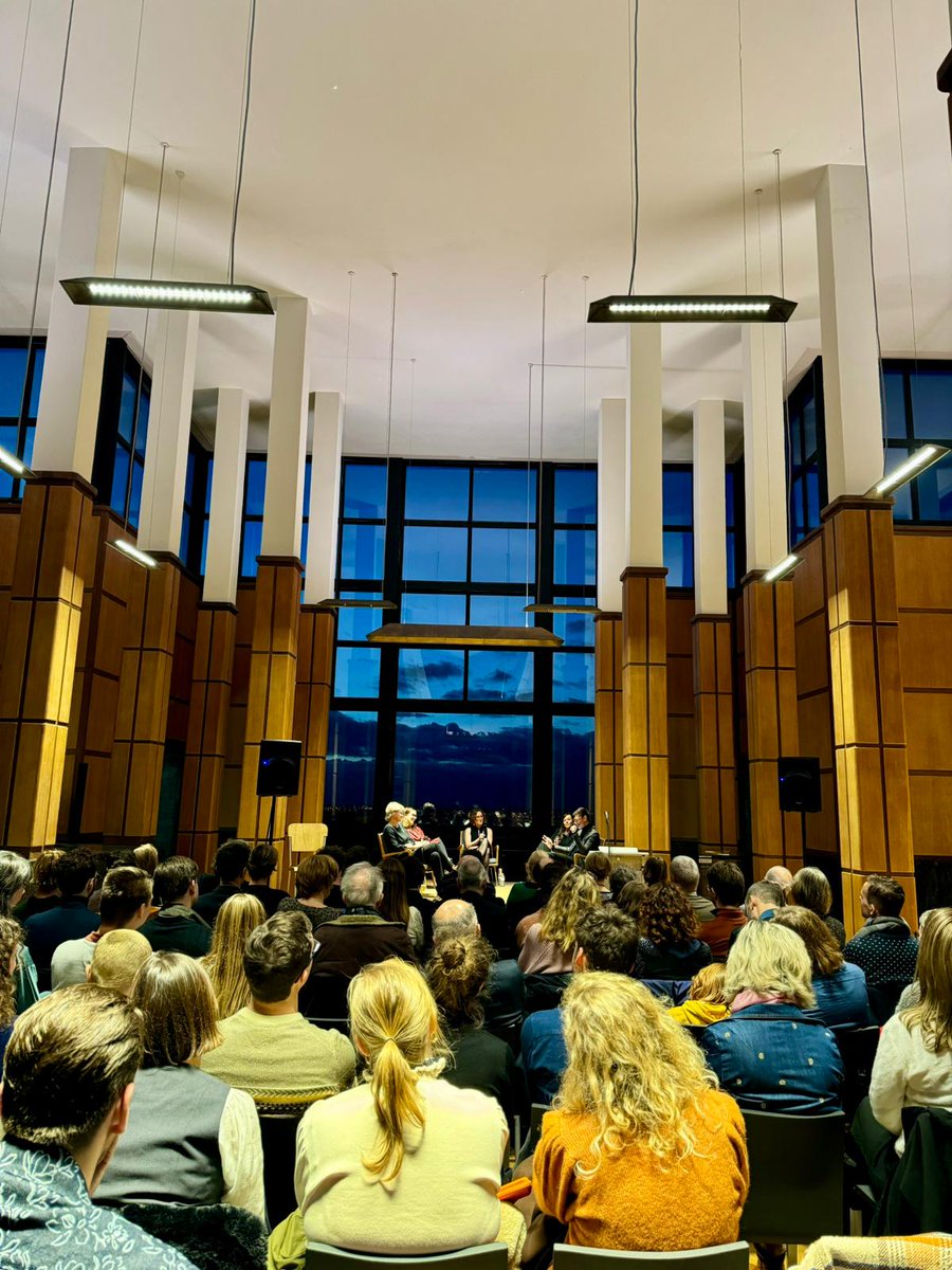 Het stormde gisteren in de #boekentoren <a href="/ugent/">UGent</a>. Wat een avond! Dank aan iedereen. #devorstinnen van Vlaanderen zijn gelanceerd. Nu allemaal flink luisteren op <a href="/vrtmaxbe/">VRT MAX</a> of vanaf 1 januari op <a href="/Klararadio/">Klara</a>. Ons kerstcadeautje voor jullie, enjoy! @Beaugaert <a href="/MedievalUGent/">Medieval Studies</a> <a href="/ugentlw/">UGent LW</a>