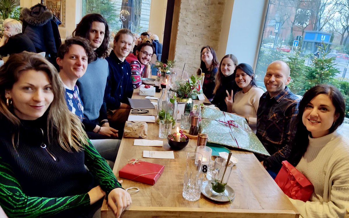 Getting into the festive mood 🎄 Fantastic Christmas lunch with the Ronchi lab 🤩 <a href="/Franci0301821/">FrancescaRonchi</a> <a href="/Cata_Cosovanu/">Catalina Cosovanu</a> <a href="/abarajitha96/">Abarajitha Ramesh</a> <a href="/Matt3oC3ccon/">Matteo Ceccon, M.Sc.</a> <a href="/JacobUlysses23/">Jacopo Ulisse</a> <a href="/LauraDzMa/">LauraDíaz</a> <a href="/CerysAnnFisher/">Cerys Fisher</a> <a href="/AnRutsch/">Andrina Rutsch</a> @johankantsjö